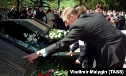 Другий президент України Леонід Кучма біля братської могили у селі Новоселицях Новгородської області Росії, де похований його батько Данило Кучма. 2000 рік