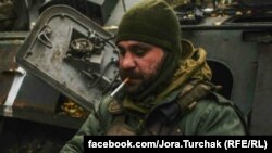 Георгій Турчак біля БТРа. ДАП, осінь 2014 року