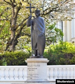 Пам’ятник правителю періоду України-Русі, Київському князю Володимиру в Лондоні біля посольства України у Великій Британії. Його встановили у 1988 році з нагоди 1000-ліття Хрещення України