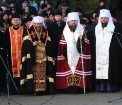 Глави двох церков – УГКЦ Святослав Шевчук (другий зліва) і ПЦУ Епіфаній (третій зліва) – під час вшанування жертв Голодомору-геноциду в Україні 1932–1933 років. Київ, 23 листопада 2019 року