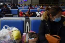 Подорожні очікують на потяг в Ухані після скасування обмежень на пересування