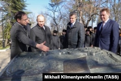 Володимир Путін та Володимир Мединський під час відвідування меморіального комплексу «Малахов курган» у Севастополі, 2019 рік