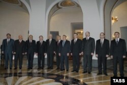 29 квітня 1998 року. Засідання Ради глав країн СНД. Зліва направо: тодішні президент Таджикистану Емомалі Рахмона, президент Грузії Едуард Шеварднадзе, президент Азербайджану Гейдар Алієв, президент України Леонід Кучма, президент Росії Борис Єльцин, президент Узбекистану Іслам Карімов, президент Казахстану Нурсултан Назарбаєв, президент Молдови Петро Лучинський, президент Білорусі Олександр Лукашенко, прем'єр-міністр Киргизстану Кубаничбек Жумалієв