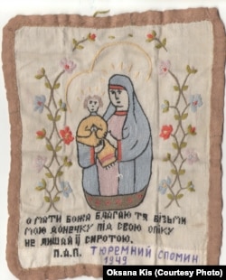 «О Мати Божа благаю тя візьми мою донечку під свою опіку не лишай сиротою. Тюремний спомин». Образ Матері Божої з материнською молитвою, який вишила Ганна Процьків-Лівень (1923 р.н.) у Чортківській тюрмі у 1949 р. Приватний архів М.Байдак