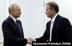 Очільник Росії Володимир Путін (ліворуч) і його кум з України, один із лідерів проросійської партії «Опозиційна платформа – За життя» Віктор Медведчук. Владивосток, 5 вересня 2019 року