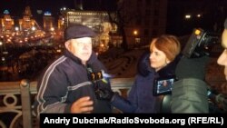 Стрімери Радіо Свобода Ірина Штогрін і Дмитро Джулай на пішохідному мосту над вулицею Інститутською розпитують людей про те, чому вони беруть участь у акціях протесту. Майдан Незалежності, Київ. 6 грудня 2013 року