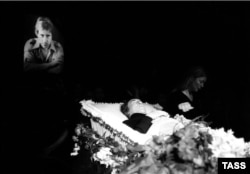 Марина Владі біля труни Володимира Висоцького у Театрі на Таганці. Москва, 28 липня 1980 року