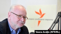 Žarko Korać: "Teško da će Vučić zbog Dodika ulaziti u neki ozbiljniji konflikt sa Zapadom. Posebno sada kada je potpuno pritisnut kod kuće."