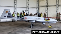 Бойовий безпілотник Bayraktar TB2, подарований Україні, на авіабазі Шяуляй, Литва, 6 липня 2022 року