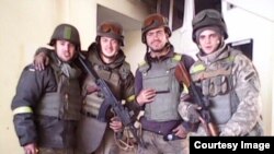 Ярослав Погорелий з побратимами з 79-ї бригади в аеропорту