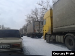 Колона з 23 фур організації Ахметова «Поможем» на в’їзді до «нульового блокпосту» «Новотроїцьке»