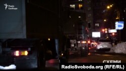 Військові вантажівки проїжджають біля Адміністрації президента