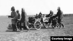 Казахстан, 1932 рік. Люди тікають від голодної смерті, спричиненої сталінською колективізацією. Не менше мільйона казахів втекли до Китаю, країн Центральної Азії, а також до Афганістану та Ірану