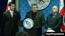 ფოტოზე: (მარცხნიდან მარჯვნივ) დავით კირკიტაძე, გივი თარგამაძე და ნოდარ გრიგალაშვილი, იმ დროს „ნაციონალური მოძრაობის“ დეპუტატები. 2006 წლის 28 თებერვალი