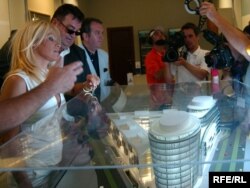 Knežević predstavlja projekat Atlas capital u društvu glumice Pamele Anderson u Podgorici , jul 2009.