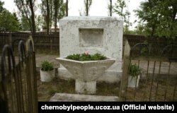 Пам’ятник жертвам Голокосту в Чорнобилі