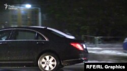 У мерседесі Столара на задніх вікнах закриті штори