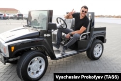 Співак Емін Алгаров перед відкриттям музичного фесту Zhara перед готелем Sea Breeze Resort hotel. Баку, Азербайджан, 26 липня 2018 року