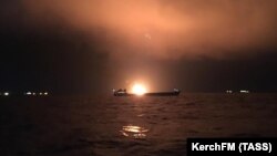 Вид на горящий танкер в Черном море, 21 января 2019 года