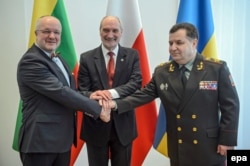 (Справа наліво) Міністр оборони України Степан Полторак, міністр оборони Литви Юозас Олекас та міністр оборони Польщі Антоні Мацєревич під час прес-конференції у Любліні. 26 січня 2016 року