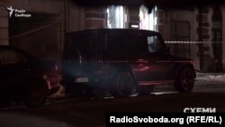 Автомобіль супроводу Медведчука чекає біля виїзду з Адміністрації президента