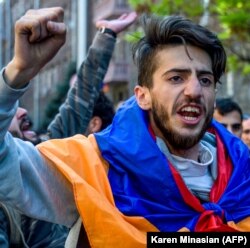 Протестувальник на вулицях Єревану, 16 квітня 2018 року