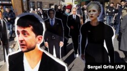 І Володимир Зеленський, і Юлія Тимошенко балотувалися на президентських виборах. Тоді їхні фігури з’явилися на одній із центральних київських вулиць