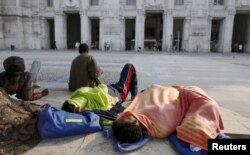 Мігранти відпочивають на центральному залізничному вокзалі Мілана, Італія, червень 2015 року