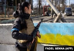 Учасниця тероборони на блокпості в районі Києва, 20 березня 2022 року