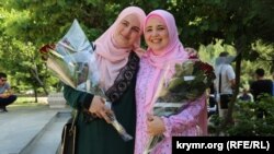 Муміне Салієва (ліворуч) і Лутфіє Зудіева, Сімферополь, 31 травня 2019 року