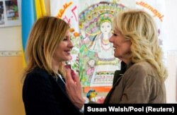 Перша леді України Олена Зеленська (ліворуч) і дружина президента Сполучених Штатів Джилл Байден під час зустрічі в Ужгороді, 8 травня 2022 року