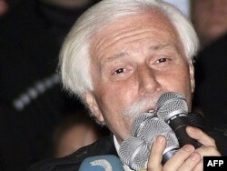 Власник телекомпанії «Імеді» бізнесмен Бадрі Патаркацишвілі звертається до учасників акції протесту на проспекті Руставелі, Тбілісі, 2 листопада 2007 року