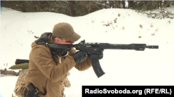 Костянтин Лохвицький демонструє ефективність вистрілу із дробовика