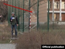 Напрямок удару, дірка в огорожі