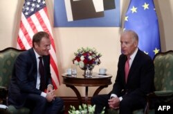 Дональд Туск як президент Європейської Ради (ліворуч) з Джо Байденом, тоді віце-президентом США, під час зустрічі в Загребі, 25 листопада 2015 року