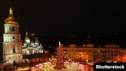 Новорічна ялинка, встановлена біля собору Софії Київської. Київ, Україна, 18 грудня 2021 року