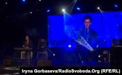 На сцене Мариупольского Драматического театра выступает 23-хлетний конкурсант из Тернопольской области Игорь Жураковский