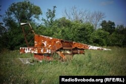 Стела на в’їзді в аеропорт, що імітувала літак, вказує напрям повороту з боку Луганської траси до аеропорту. 23 липня 2015 року