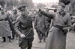 Підполковник армії нацистської Німеччини Ганс Георг Леммель (праворуч) і радянський офіцер під час передачі Брестської фортеці радянським військам, 22 вересня 1939 року