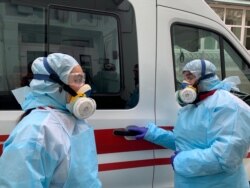 Медики у захисних костюмах