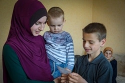 Ельзара Сулейманова тримає на руках свого сина Мусу