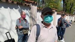 Пасажир Олег Наумов, який повертається безкоштовним рейсом до України, Прага, 2020