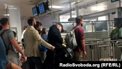 Суддя Артур Ємельянов в аеропорту Відня, червень 2017 року