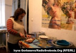 Опекун Оксана Мармур готовит еду