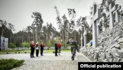 Петро Порошенко з дружиною Мариною покладають квіти до меморіалу в День пам’яті жертв політичних репресій, 21 травня 2017 року