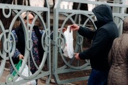 Вітебськ, інфекційна лікарня – передачі пацієнтам крізь ворота, 31 березня 2020 року