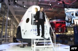 Генеральний директор SpaceX Ілон Маск презентував новий космічний апарат Dragon V2 в місті Готорн, штат Каліфорнія, 29 травня 2017 року
