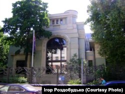 За допомогою української громади Москви українське Консульство перебралося в розкішну будівлю особняка Дерожинської. Зараз тут розташоване посольство Австралії в Росії