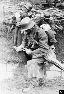 Угорський солдат змиває кров зі свого штик-ножа після збройного протистояння з бійцями Організації народної оборони «Карпатська Січ», які обороняли від угорських окупантів місто Хуст. Карпатська Україна, неподалік Хуста, 16 березня 1939 року