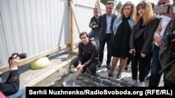 Міністр культури Євген Нищук (крайній ліворуч) на місці спорудження Національного меморіалу Героїв Небесної сотні